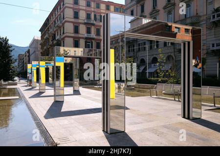 Skulpturbögen des französischen Künstlers Daniel Buren auf der Piazza Giuseppe Verdi in La Spezia. Stockfoto