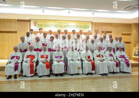14. Aug 2014 - Seoul, Südkorea : Papst Franziskus nimmt am 14. August 2014 am Sitz der koreanischen Bischofskonferenz in Seoul, Südkorea, an dem Treffen mit den Bischöfen Koreas Teil. Papst Franziskus besucht Südkorea vom 14. Bis 18. August. Diese Reise ist die dritte Auslandsreise des Papstes nach Brasilien und dem Nahen Osten. Dies ist der dritte päpstliche Besuch in Südkorea. Stockfoto