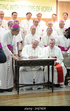 14. Aug 2014 - Seoul, Südkorea : Papst Franziskus nimmt am 14. August 2014 am Sitz der koreanischen Bischofskonferenz in Seoul, Südkorea, an dem Treffen mit den Bischöfen Koreas Teil. Papst Franziskus besucht Südkorea vom 14. Bis 18. August. Diese Reise ist die dritte Auslandsreise des Papstes nach Brasilien und dem Nahen Osten. Dies ist der dritte päpstliche Besuch in Südkorea. Stockfoto