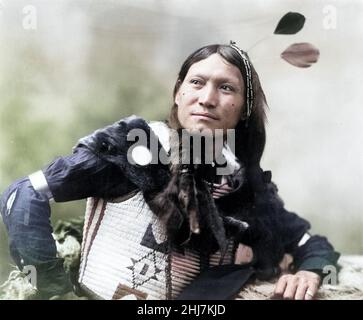 Porträt von Sioux(?) Mann „Sonnenblume“. Antike und Vintage-Foto - Native american / Indian / American Indian. Heyn Photo. C 1899. Stockfoto