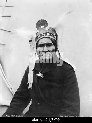 indianerchef Geronimo, Halbportrait auf der Panamerikanischen Ausstellung, Buffalo, New York. c 1901. Stockfoto