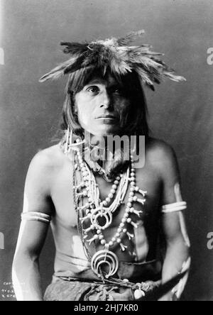 TeV GUI, ein Hopi Snake Chef, halblanges Porträt in zeremoniellem Kleid für Antilopenpriester im Schlangentanz. Curtis, Edward S, Fotograf. C 1900. Stockfoto