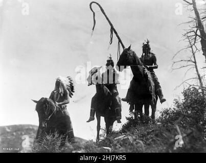 Apsaroke war Group - Antike und Vintage-Foto - Native american / Indian / American Indian. Curtis, Edward S., 1868-1952, Fotograf. C 1905. Stockfoto