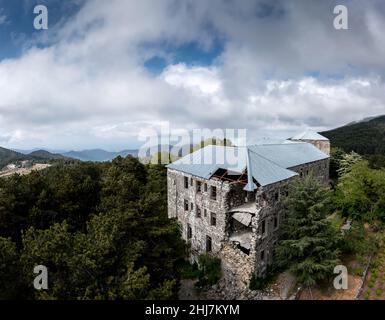 Vogelperspektive auf alte verlassene Steingebäude im Bergwald Stockfoto