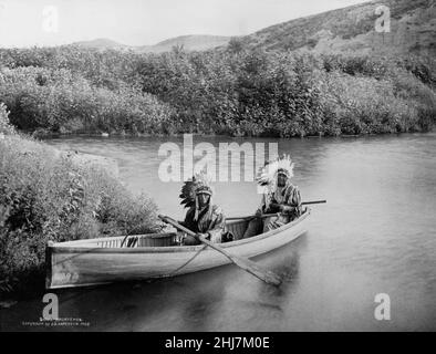 Zwei Lakota (Sioux) Männer im Kanu auf dem Fluss - Antike und Vintage-Foto - Native american / Indian / American Indian. Ca 1902. Stockfoto