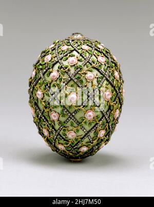 Rose Trellisei vom Haus Fabergé unter der Aufsicht des Juweliers Peter Carl Fabergé im Jahr 1907 als Geschenk an Kaiserin Alexandra Feodorovna durch Zar Nikolaus II. Von Russland am Ostertag. Von Faberges Meister Henrik Wigström mit Gold, Emaille und Diamanten entworfen. Stockfoto