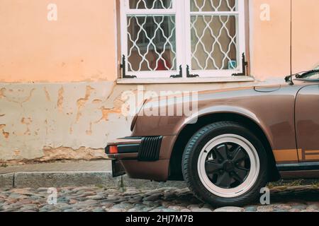 Schließen Blick Auf Porsche 930 Auto Geparkt In Old Narrow Street. Stockfoto