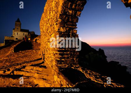 Historische Kirche Chiesa San Pietro in Porto Venere bei Sonnenuntergang. Stockfoto