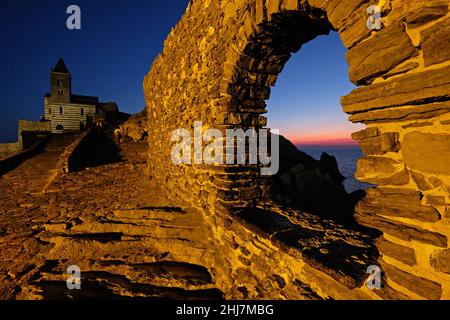 Historische Kirche Chiesa San Pietro in Porto Venere bei Sonnenuntergang. Stockfoto