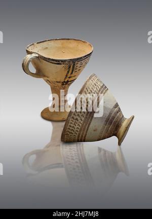 Mykenische Keramik . Tasse mit gemaltem Design, Barbouna Area Cist Graves, Asine, 1700-1600 v. Chr. Archäologisches Museum Nafplion. Vor grauem Hintergrund. Stockfoto