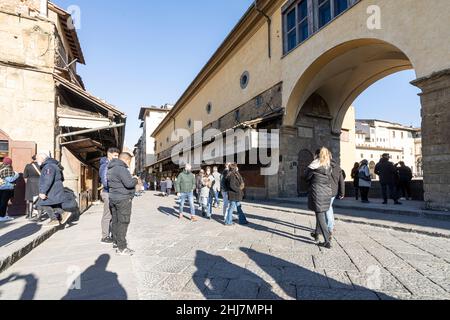 Florenz, Italien. 2022. Januar. Touristen, die durch die Schaufenster der Ponte Vecchio im Stadtzentrum spazieren Stockfoto