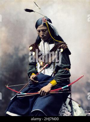 Knochen Halskette, Council Chief - Antike und Vintage-Foto - Native american / Indian / American Indian. Digital verbessert.1899. Stockfoto