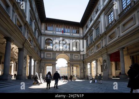 Florenz, Italien. 2022. Januar. Touristen, die in den Uffizien im Stadtzentrum spazieren Stockfoto