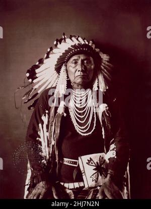Hin-mah-too-yah-lat-kekt, auch bekannt als Indianerchef Joseph, Nez Percé-Chef, in traditioneller Kleidung, c 1900. Stockfoto