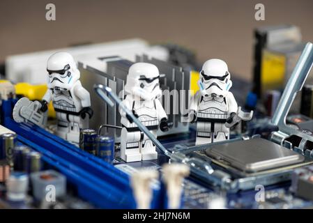 Stormtroopers Reparatur Desktop-Computer. Technologiekonzept. Illustratives Editorial. 25. Dezember 2021 Stockfoto