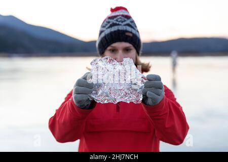 Frau mit Eiskristallbildung, See Cerknica, SLovneia Stockfoto
