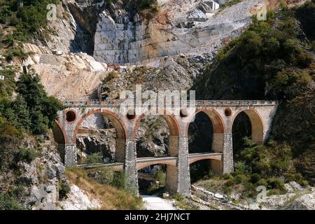 Historische Ponti di Vara Brücke im Marmorsteinbaugebiet von Carrara. Stockfoto