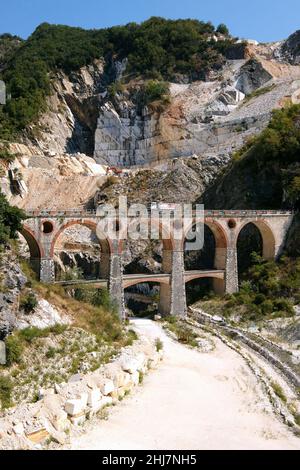 Historische Ponti di Vara Brücke im Marmorsteinbaugebiet von Carrara. Stockfoto