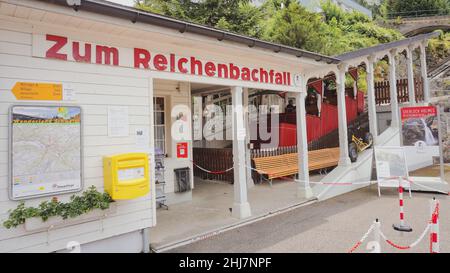 Reichenbachfall-Standseilbahn. Historische rote Seilbahn von Willigen zu den berühmten Reichenbachfällen im Berner Oberland, Schweiz. Stockfoto