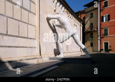 Temporäre Skulptur Herr Arbitrium am Duomo di Carrara in Massa. Stockfoto