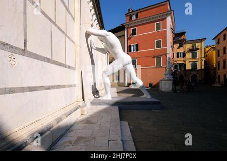 Temporäre Skulptur Herr Arbitrium am Duomo di Carrara in Massa. Stockfoto