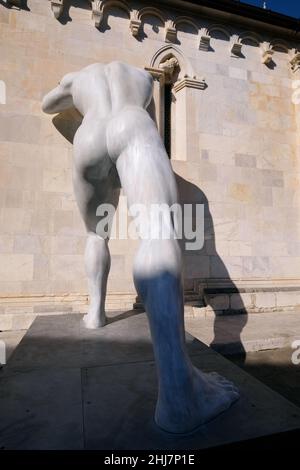 Temporäre Skulptur Herr Arbitrium am Duomo di Carrara in Massa. Stockfoto