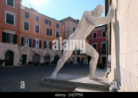 Temporäre Skulptur Herr Arbitrium am Duomo di Carrara in Massa. Stockfoto