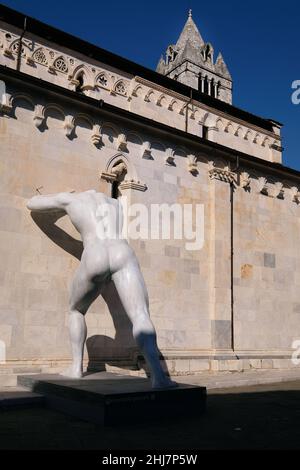 Temporäre Skulptur Herr Arbitrium am Duomo di Carrara in Massa. Stockfoto