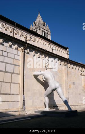 Temporäre Skulptur Herr Arbitrium am Duomo di Carrara in Massa. Stockfoto