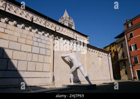 Temporäre Skulptur Herr Arbitrium am Duomo di Carrara in Massa. Stockfoto