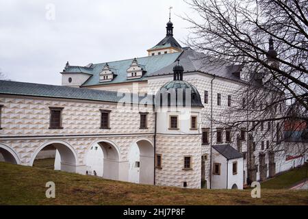 PARDUBICE, TSCHECHISCHE REPUBLIK - 15. Januar 2022: Blick auf das Renaissanceschloss im Winter Stockfoto