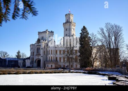 HLUBOKA NAD VLTAVOU, TSCHECHISCHE REPUBLIK - 21. JANUAR 2022: Blick auf die neugotische Burg in Südböhmen im Winter Stockfoto