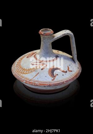 Alte griechische weiße Keramik Lagynoi mit braun bemalten Mustern. Epidaurus, 2-1st Cent v. Chr. Archäologisches Museum Nafplion. Vor schwarzem Hintergrund. Ph Stockfoto