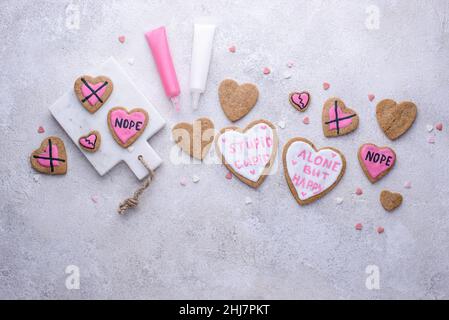 Anti-Valentinstag-Konzept. Cookies allein, aber glücklich. Stockfoto