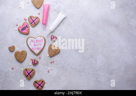 Anti-Valentinstag-Konzept. Cookies allein, aber glücklich. Stockfoto