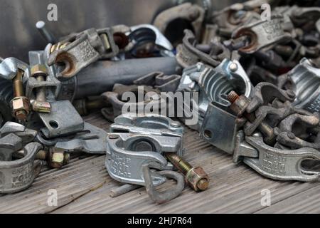 Ein Stapel von Metallwerkzeugstücken, die in Gebäuden verwendet werden. Nahaufnahme des Farbbildes. Zürich, Schweiz, März 2020. Stockfoto