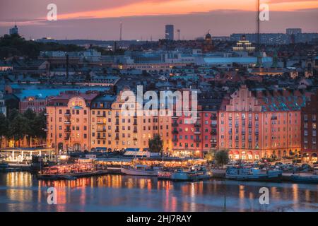 Stockholm, Schweden. Skyline Blick Auf Wohnviertel Häuser In Norr Malarstrand Street, Kungsholmen Island. Szenischer Blick In Sonnenuntergang Dämmerung Licht Stockfoto