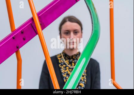 London, Großbritannien. 27th Januar 2022. Month of May, 1963 by Caro - Gagosian präsentiert großformatige Skulpturen des britischen Künstlers Anthony Caro. Die Ausstellung zeigt Skulpturen von Anthony Caro aus den Jahren 60s und 70s sowie Gemälde von Freunden und Kollegen, die gleichzeitig in Amerika arbeiten. Caro gehörte zu den einflussreichsten britischen Bildhauern seiner Generation und seine Arbeiten sind in bedeutenden Museumssammlungen auf der ganzen Welt zu finden. Kredit: Guy Bell/Alamy Live Nachrichten Stockfoto