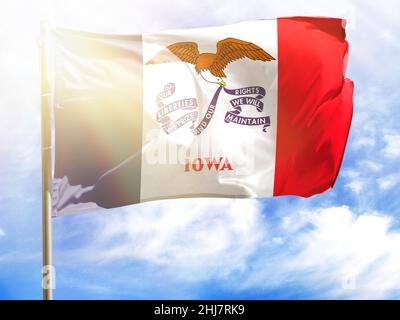 Fahnenmast mit Flagge des Staates Iowa. Stockfoto