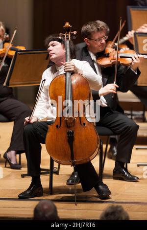 Der britische Cellist Julian Lloyd Webber OBE tritt mit dem Royal Philharmonic Orchestra in der Cadogan Hall, Sloane Terrace, London, Großbritannien auf. 15 Mai 2007 Stockfoto