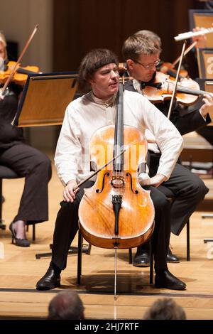 Der britische Cellist Julian Lloyd Webber OBE tritt mit dem Royal Philharmonic Orchestra in der Cadogan Hall, Sloane Terrace, London, Großbritannien auf. 15 Mai 2007 Stockfoto