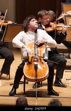 Der britische Cellist Julian Lloyd Webber OBE tritt mit dem Royal Philharmonic Orchestra in der Cadogan Hall, Sloane Terrace, London, Großbritannien auf. 15 Mai 2007 Stockfoto