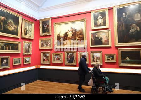 Ein Paar studiert Gemälde im Victoria & Albert Museum, London, Großbritannien Stockfoto