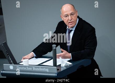 Berlin, Deutschland. 27th Januar 2022. Gregor Gysi (die Linke) spricht während der Plenarsitzung im Deutschen Bundestag. Die Hauptthemen der Sitzung 14th der Legislaturperiode 20th sind die abschließenden Beratungen und die Annahme des Nachtragshaushalts für 2021 sowie die Debatten über den Ukraine-Konflikt, die Zukunft Europas, die deutsche Präsidentschaft G7 sowie die deutsche Agrar- und Ernährungspolitik. Quelle: Bernd von Jutrczenka/dpa/Alamy Live News Stockfoto