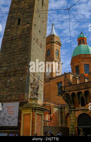 Oktober 2021 Bologna, Italien: Torre Asinelli, zwei Türme in der Altstadt der Stadt über den Himmel und die Kuppel des Complesso di Santo Stefano / Basilica d Stockfoto