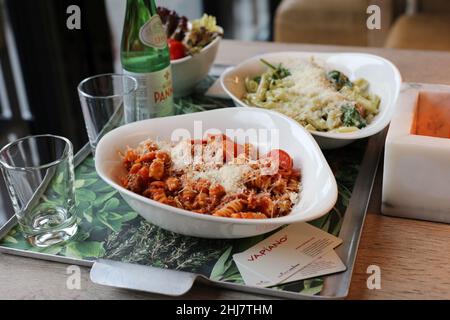 Scampi und Spinaci Pasta mit Penne und Bolognese mit Fusilli von Vapiano in Zürich, Schweiz März 2020. Köstliche Mahlzeit voller Kohlenhydrate. Stockfoto