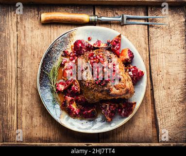 Köstliches Stück Fleisch gebraten mit Granatapfel. Stockfoto