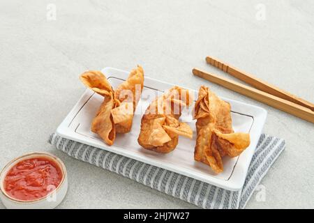 Pangsit, Pangsit Goreng, Delicious Pangsit Ayam Goreng (Chicken Fried Dumpling), traditionelle indonesische Küche aus Mehl und Huhn. Stockfoto