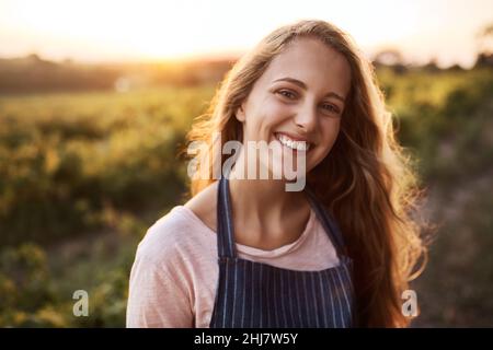 Landwirtschaft ist Leben. Porträt einer glücklichen jungen Frau, die auf einem Bauernhof arbeitet. Stockfoto