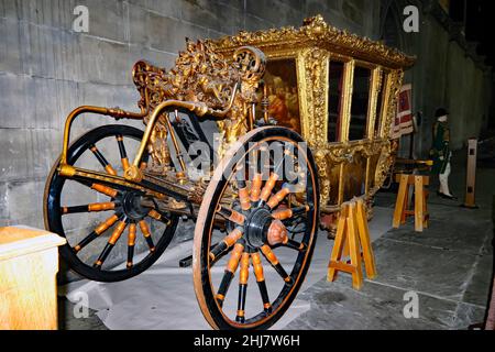 Der State Coach, in der Westminster Hall, im ältesten erhaltenen Teil des Palastes von Westminster, London Stockfoto